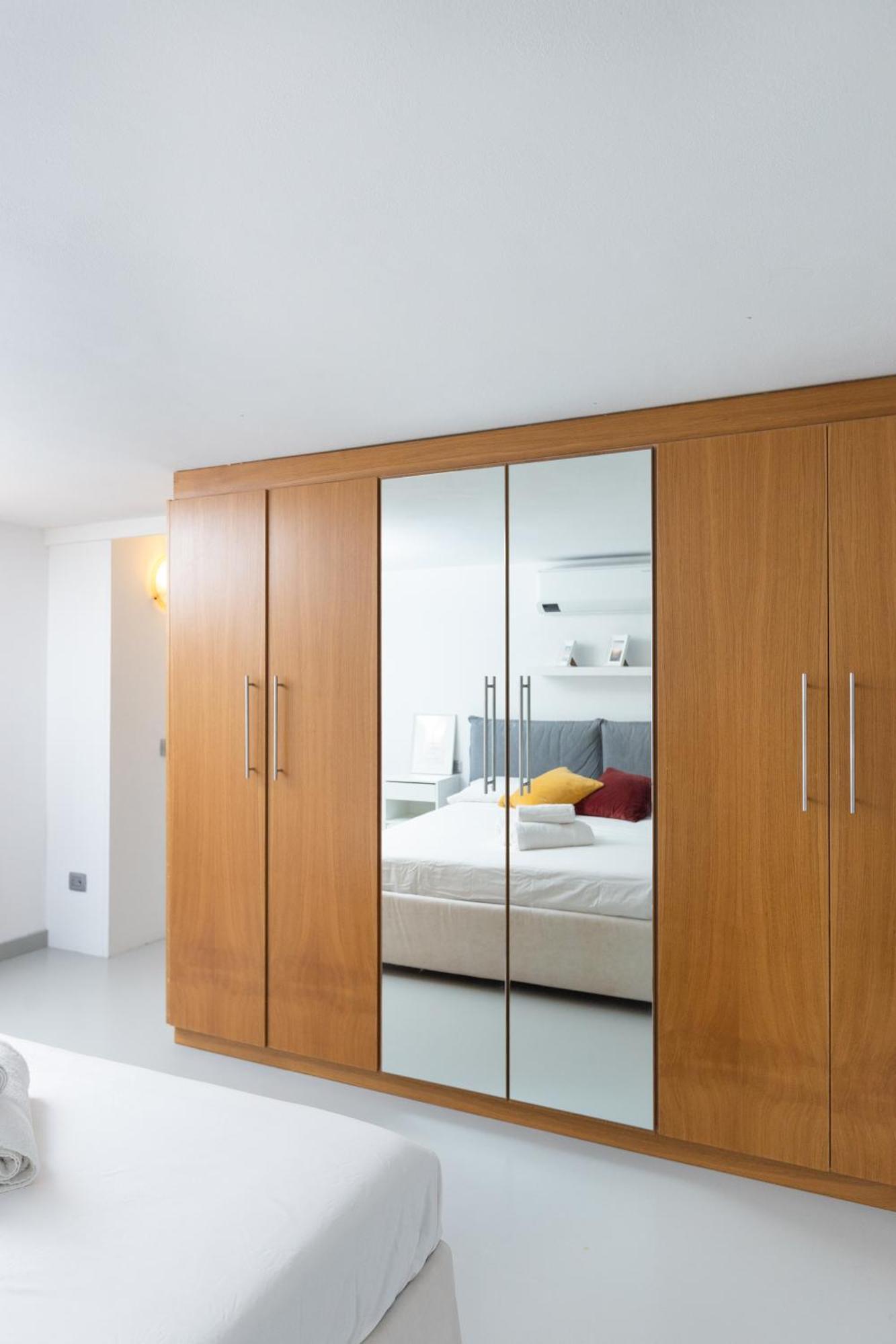 White And Brown Exclusive Loft With Terrace - Free Parking - M2 Station Lägenhet Milano Exteriör bild