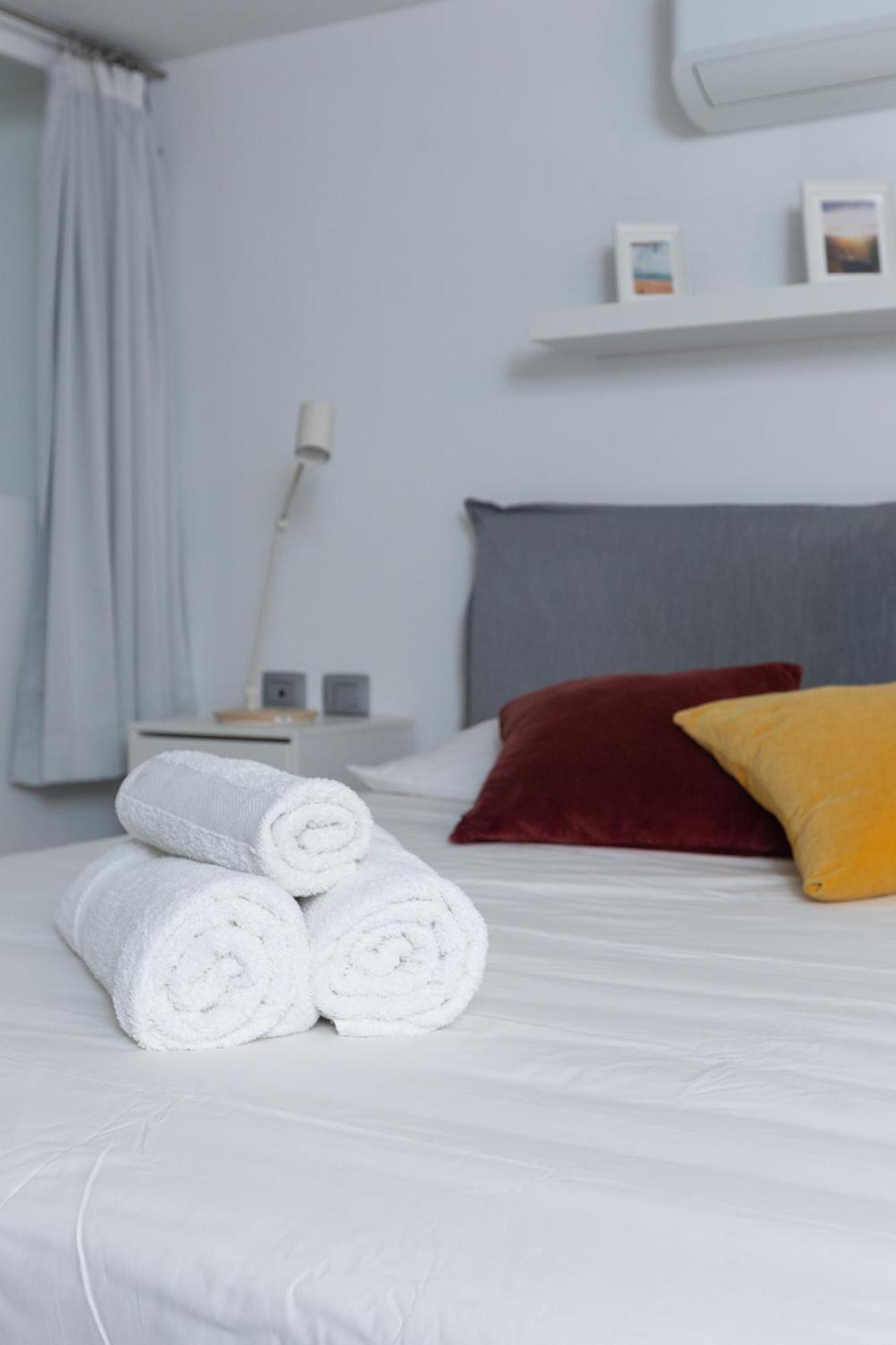 White And Brown Exclusive Loft With Terrace - Free Parking - M2 Station Lägenhet Milano Exteriör bild