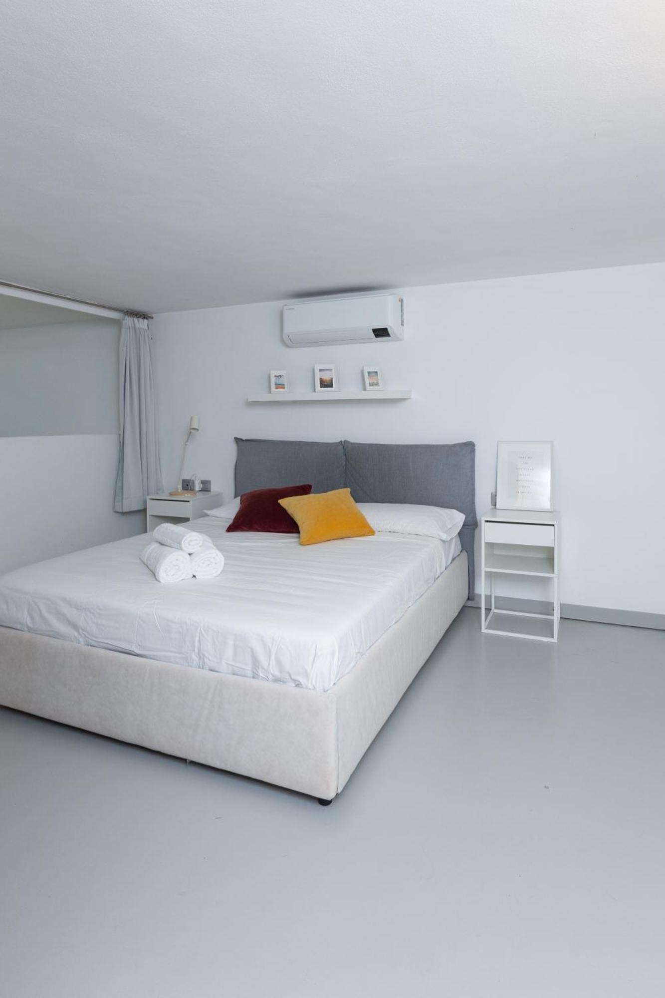 White And Brown Exclusive Loft With Terrace - Free Parking - M2 Station Lägenhet Milano Exteriör bild